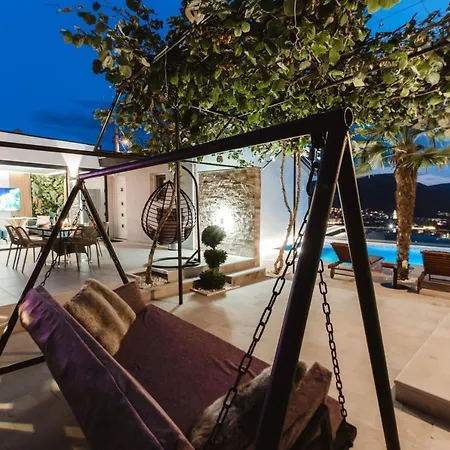 View With Jacuzzi & Heated Pool Villa