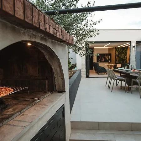 View With Heated Pool & Jacuzzi فيلة