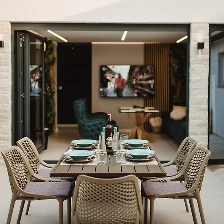 View With Jacuzzi & Heated Pool Villa