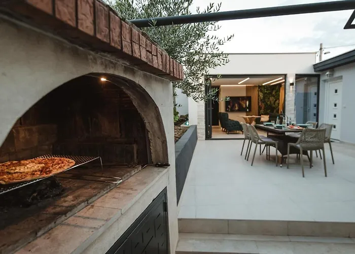 View With Jacuzzi & Heated Pool Villa