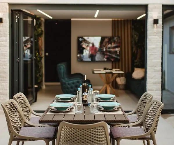 View With Jacuzzi & Heated Pool Villa