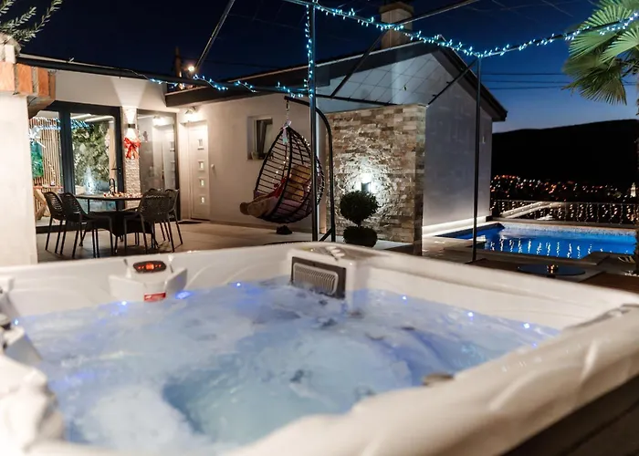View With Jacuzzi & Heated Pool *